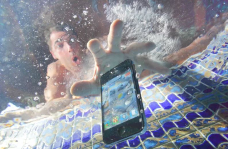 Ways To Save A Water-Damaged Smartphone